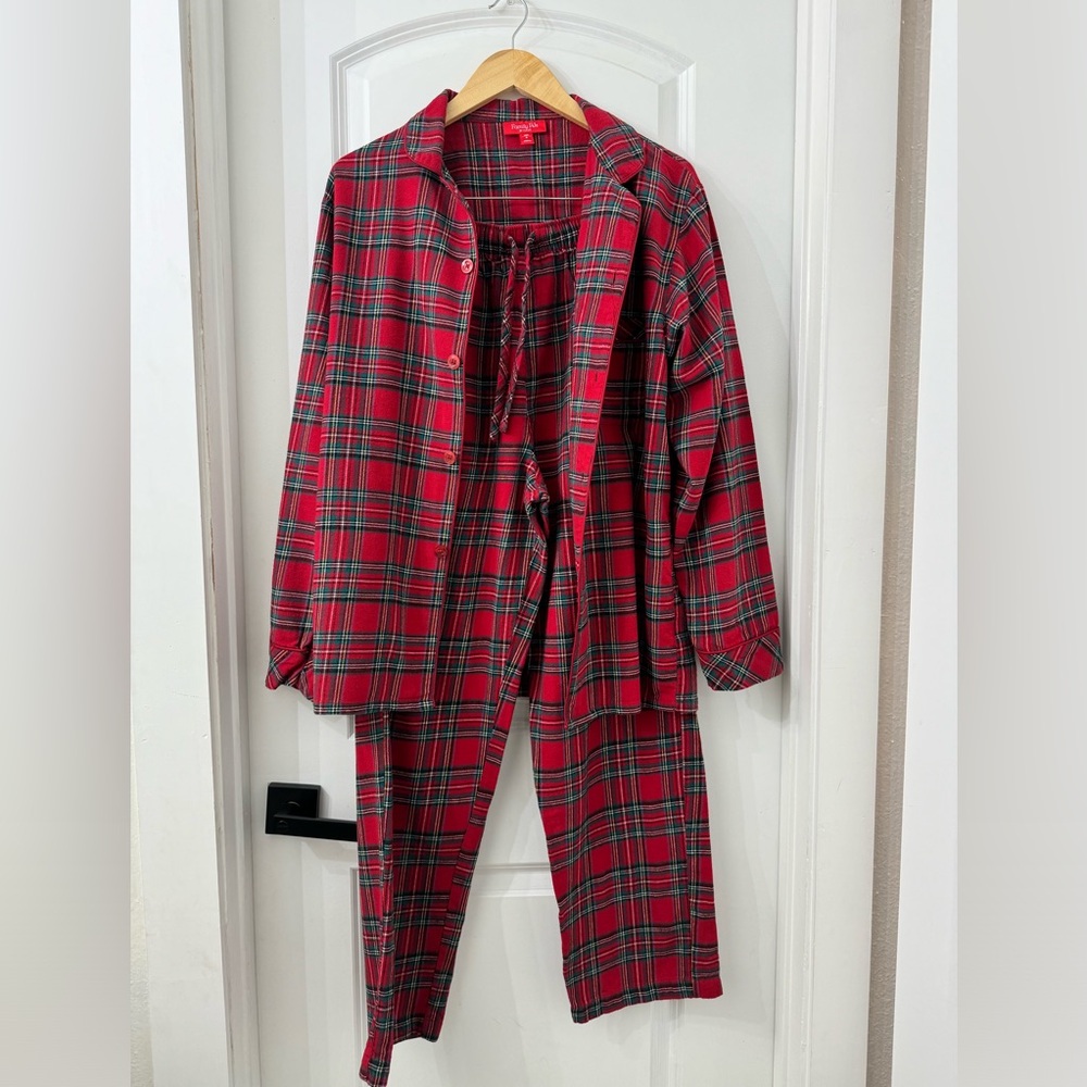 Macy’s Family PJs, man, size S, perfect conditions!!